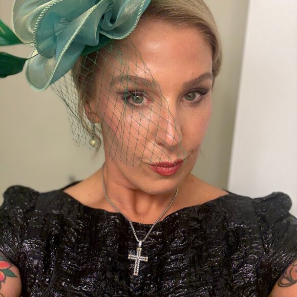 Green Mesh Feather Fascinator Hat Tea Party Derby Wedding Veil - Picture 3 of 4